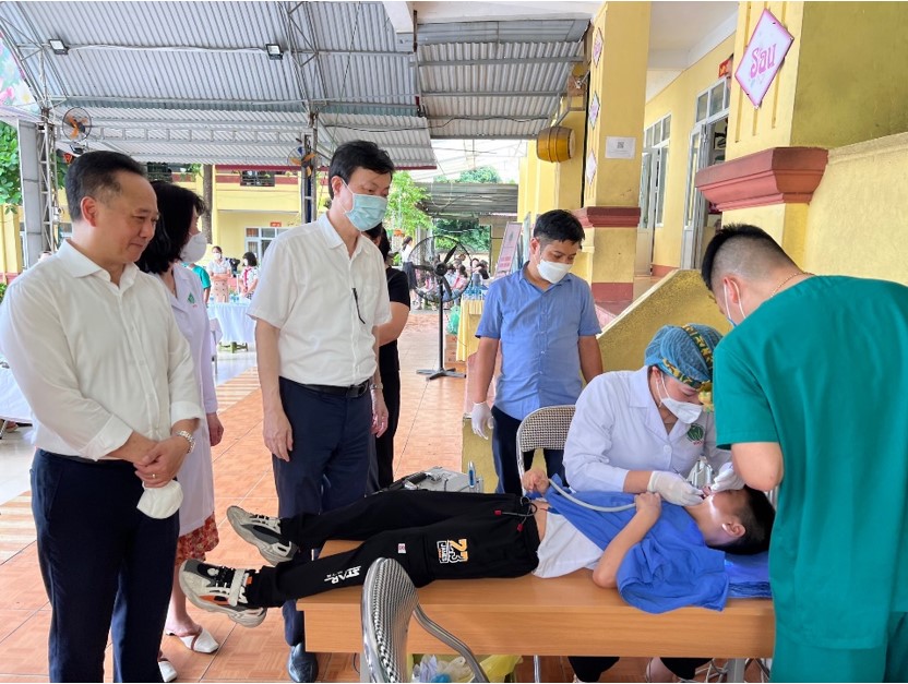 PGS. TS. Trần Cao Bính, Giám đốc Bệnh viện đến  thăm và giám sát hoạt động khám chữa răng tại trường